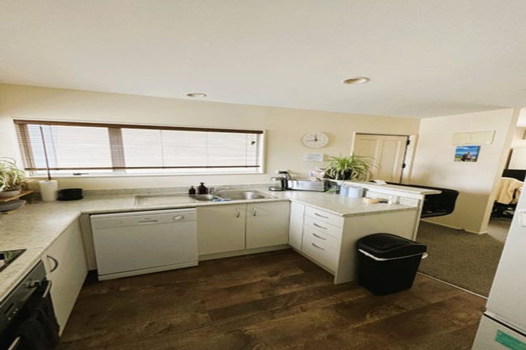 Photo of property in 7/138 Queens Drive, Lyall Bay, Wellington, 6022