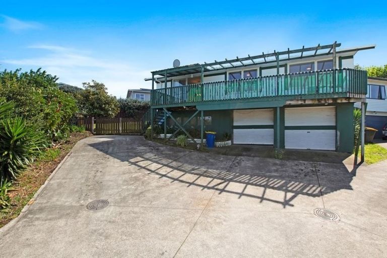 Photo of property in 17 Magdalen Place, West Harbour, Auckland, 0618