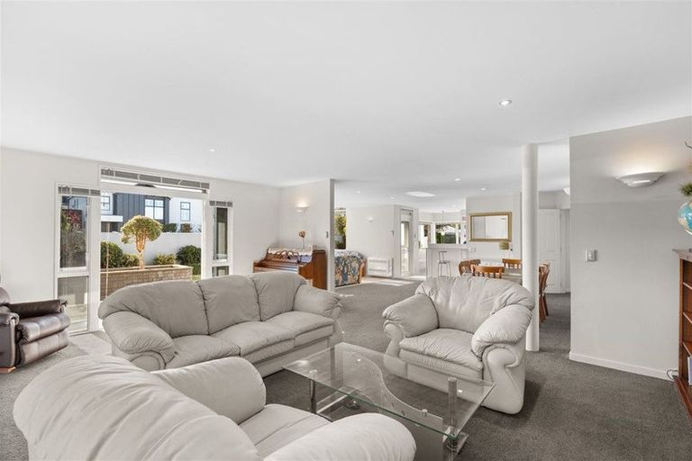 Photo of property in 76 Wai-iti Terrace, Bryndwr, Christchurch, 8052