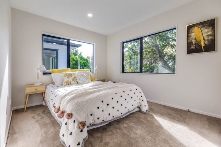 Photo of property in 1 Ti Kouka Place, Te Atatu Peninsula, Auckland, 0610