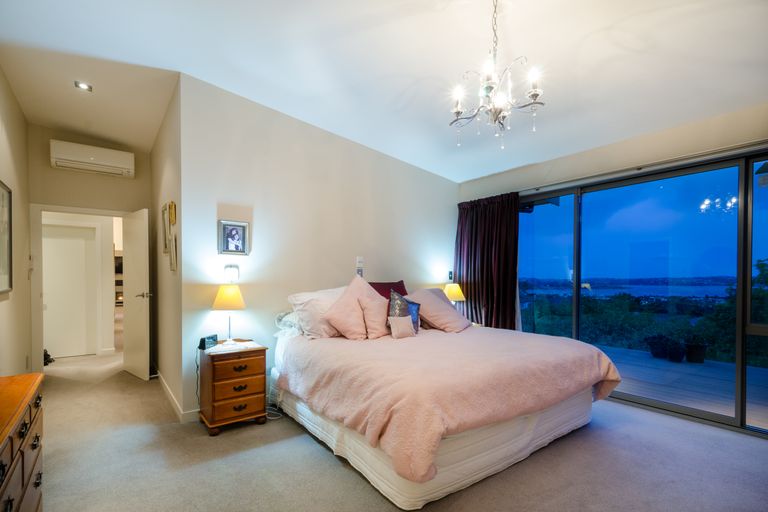 Photo of property in 5a Bernleigh Terrace, West Harbour, Auckland, 0618