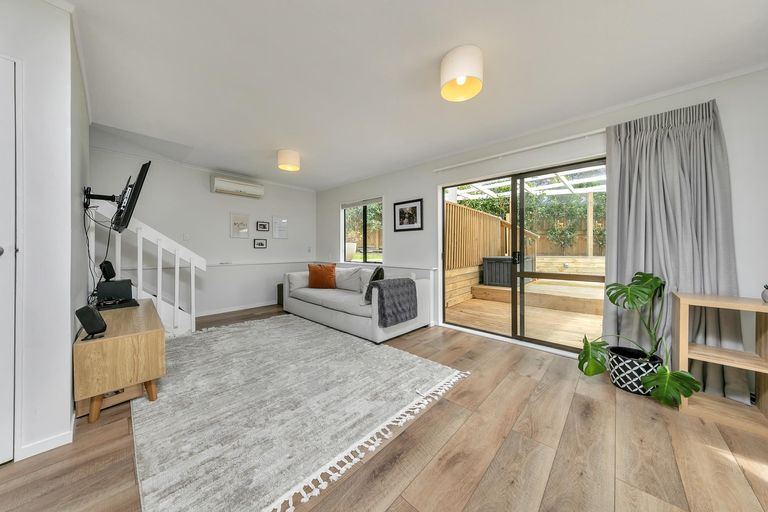 Photo of property in 2/77 Atkinson Road, Titirangi, Auckland, 0604