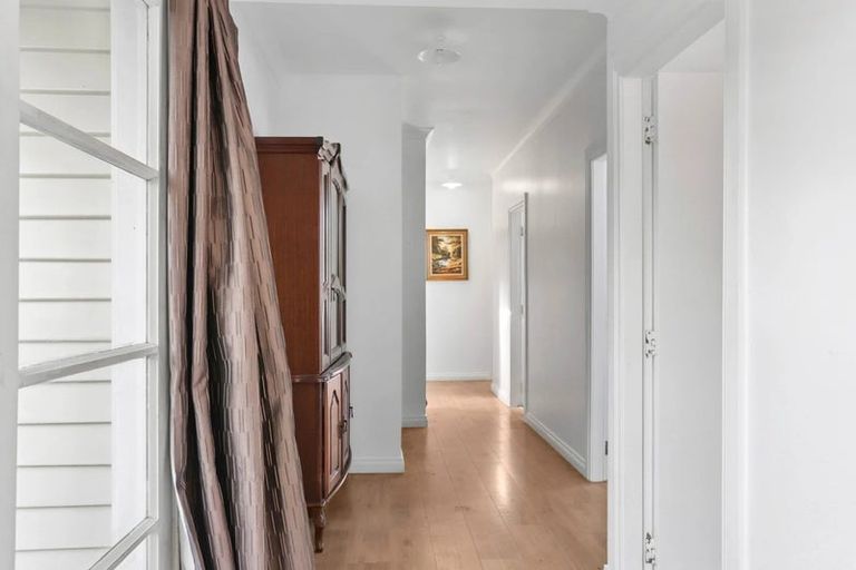 Photo of property in 15 Kingdale Road, Henderson, Auckland, 0610