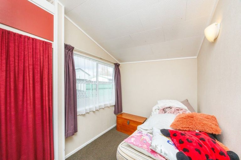 Photo of property in 28 Tiller Close, Kelvin Grove, Palmerston North, 4414