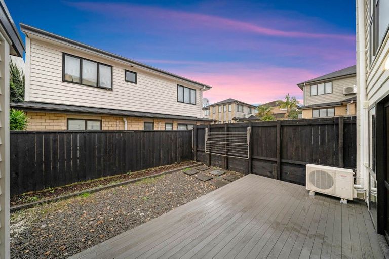 Photo of property in 20 Millcroft Lane, Ranui, Auckland, 0612