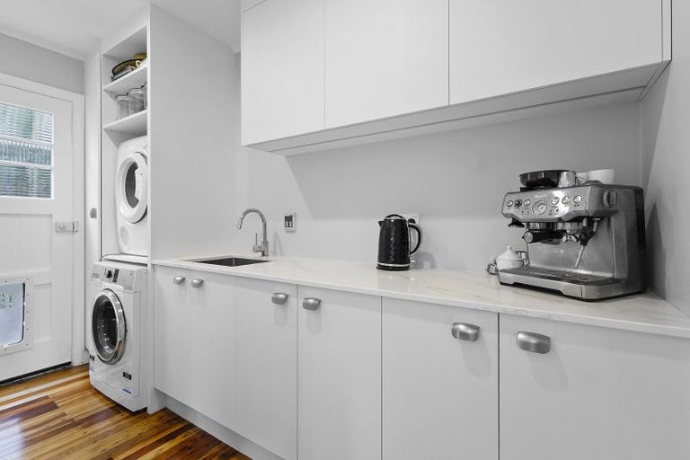Photo of property in 9 Rona Street, Eastbourne, Lower Hutt, 5013