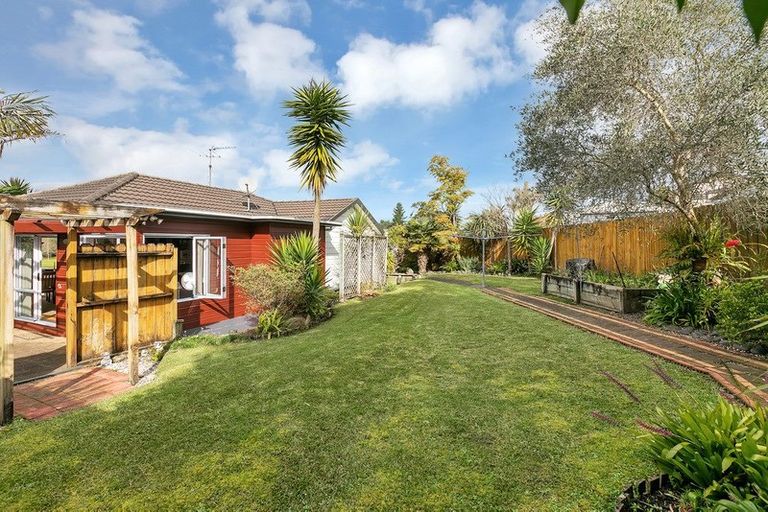 Photo of property in 49 Harmel Road, Glendene, Auckland, 0602