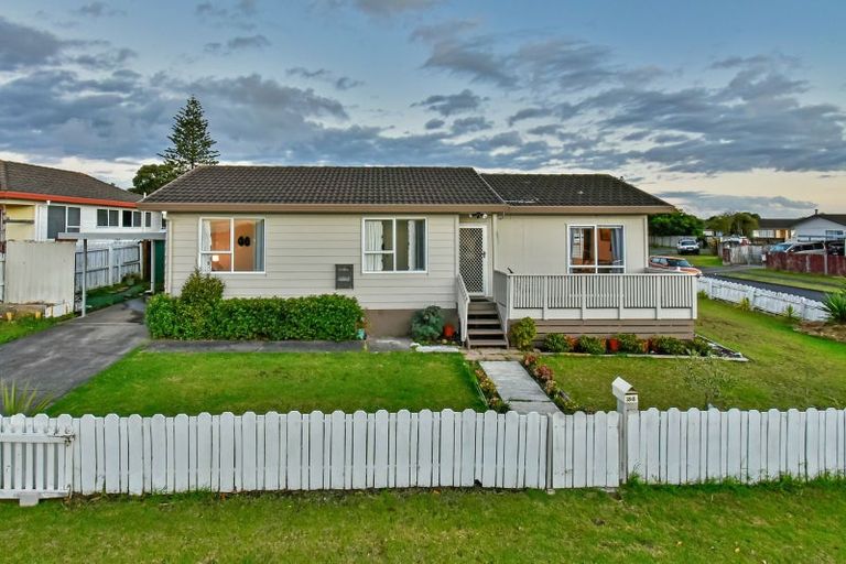 Photo of property in 2/18 Etherton Drive, Weymouth, Auckland, 2103