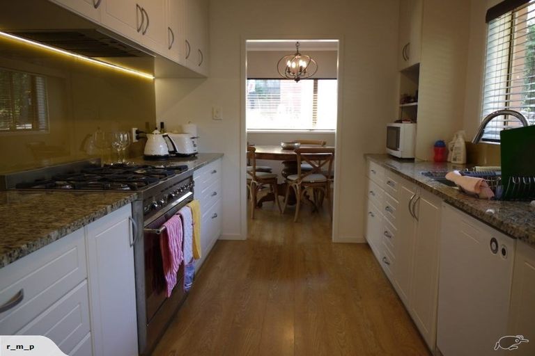 Photo of property in 25 Holyoake Place, Chatswood, Auckland, 0626