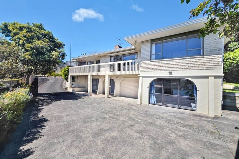 Photo of property in 16 Trevone Place, Forrest Hill, Auckland, 0620