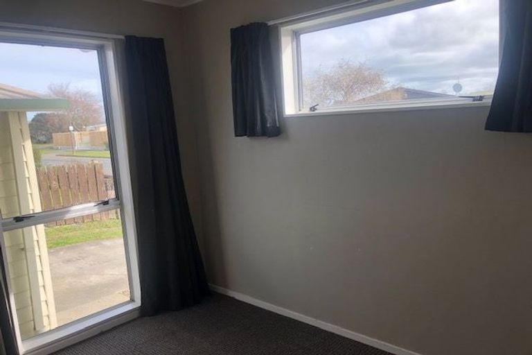 Photo of property in 2 Suzanne Grove, Kelvin Grove, Palmerston North, 4414