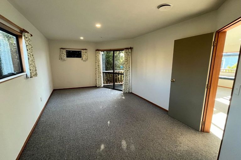 Photo of property in 28 Pohutukawa Avenue, Red Beach, 0932