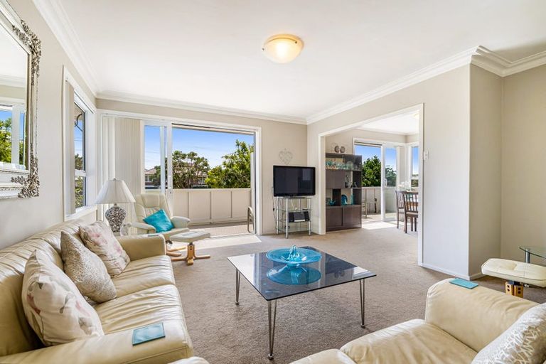 Photo of property in 31 Covil Avenue, Te Atatu South, Auckland, 0610