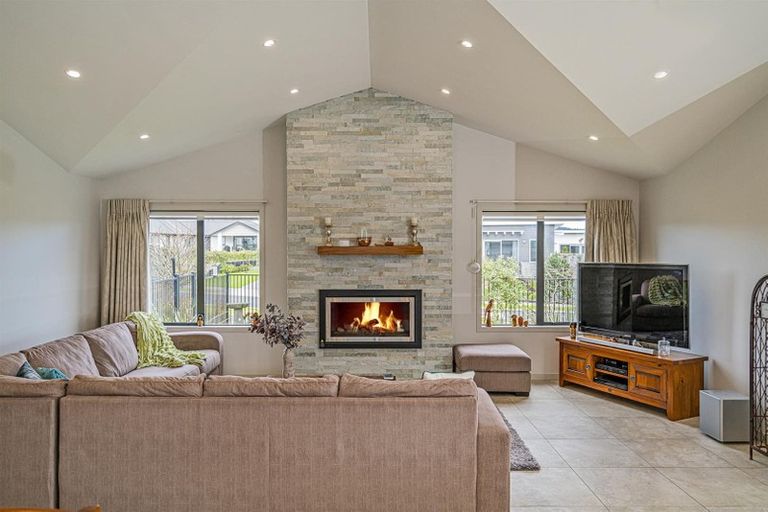 Photo of property in 1 Topping Place, Whitianga, 3510