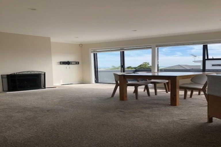 Photo of property in 2/42 Aberdeen Road, Campbells Bay, Auckland, 0620