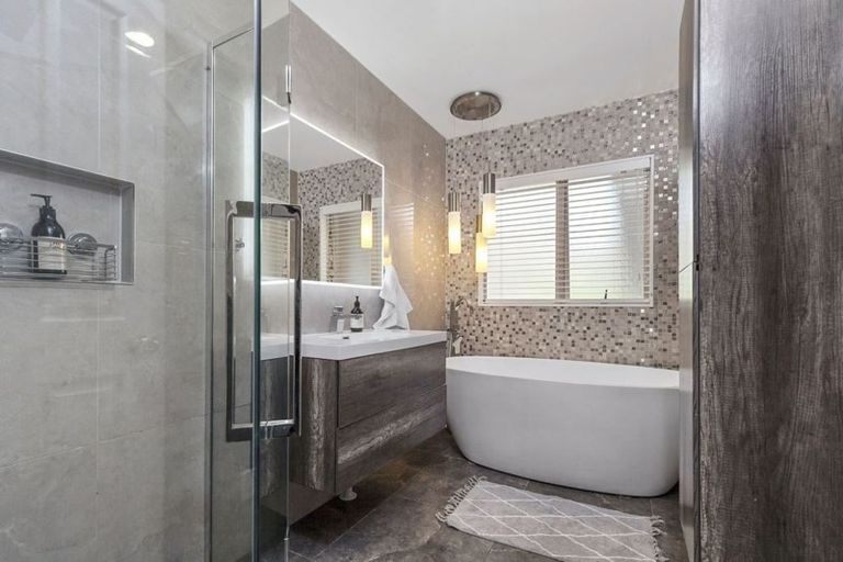 Photo of property in 20 Kate Sheppard Avenue, Torbay, Auckland, 0630