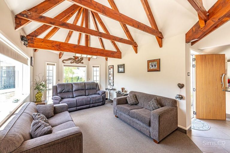 Photo of property in 2 Burtts Road, Durie Hill, Whanganui, 4500