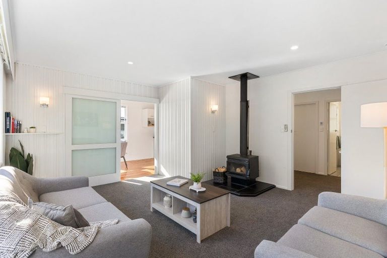 Photo of property in 11 Lomond Street, Newlands, Wellington, 6037