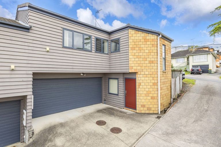 Photo of property in 3 Woodall Place, Totara Vale, Auckland, 0627