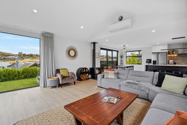 Photo of property in 2 Mcneil Crescent, Wanaka, 9305