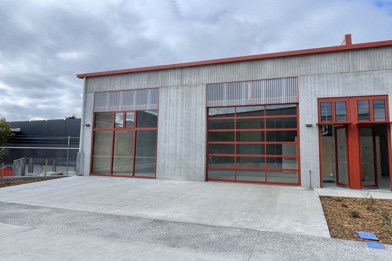 Photo of property in 1 Ara Paiwhenua, Tawa, Wellington, 5028