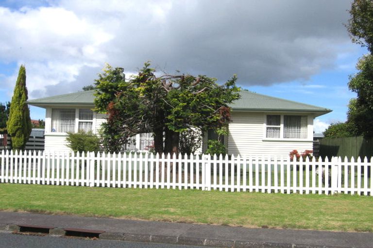 Photo of property in 3 Clinton Avenue, Te Atatu Peninsula, Auckland, 0610