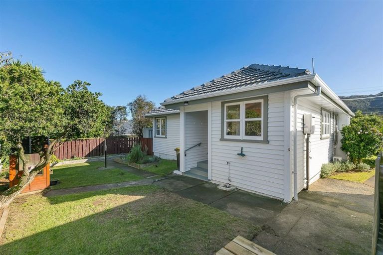 Photo of property in 28 Coates Street, Tawa, Wellington, 5028