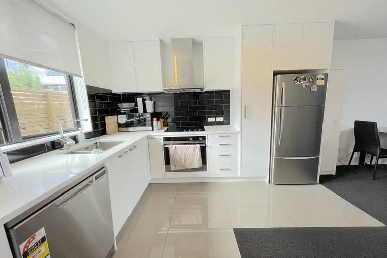 Photo of property in 10/15 Chivalry Road, Glenfield, Auckland, 0629