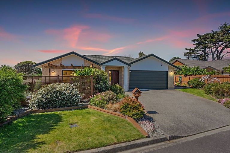 Photo of property in 27 Quadrant Heights, Paraparaumu, 5032