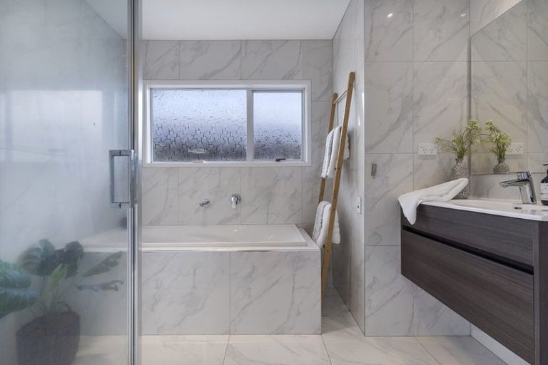 Photo of property in 6 Mannering Place, Hillcrest, Auckland, 0627