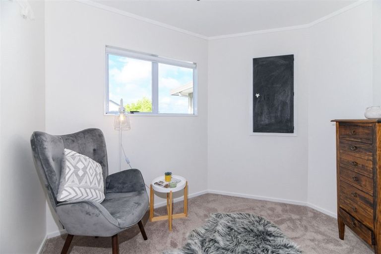 Photo of property in 1 Marguerita Place, West Harbour, Auckland, 0618
