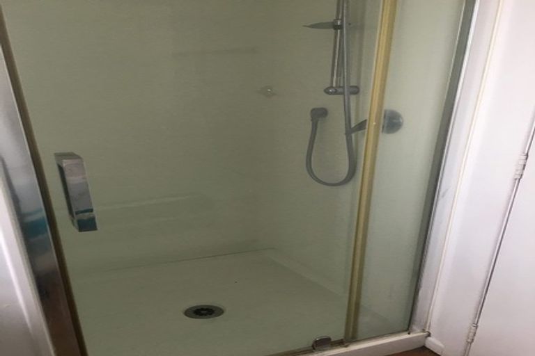 Photo of property in 12 Barker Rise, Northcross, Auckland, 0632