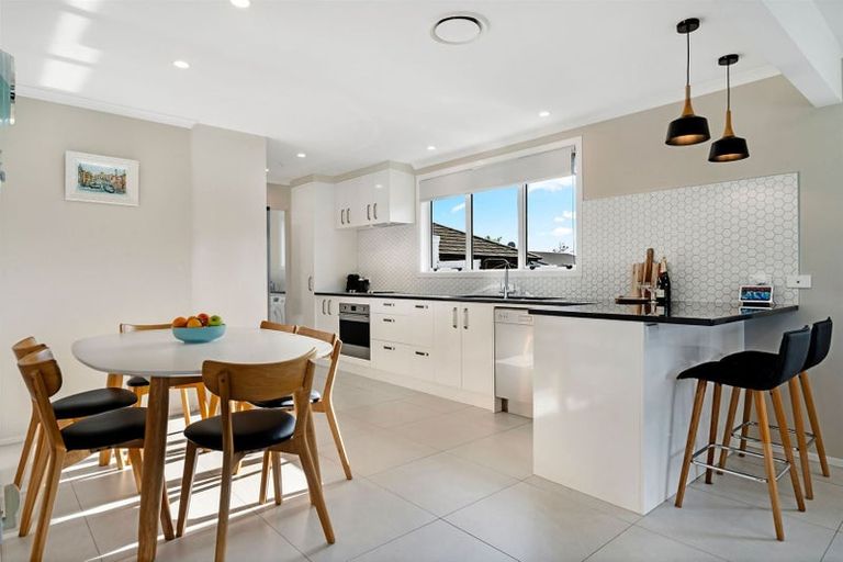 Photo of property in 4 Rixon Place, Te Atatu Peninsula, Auckland, 0610