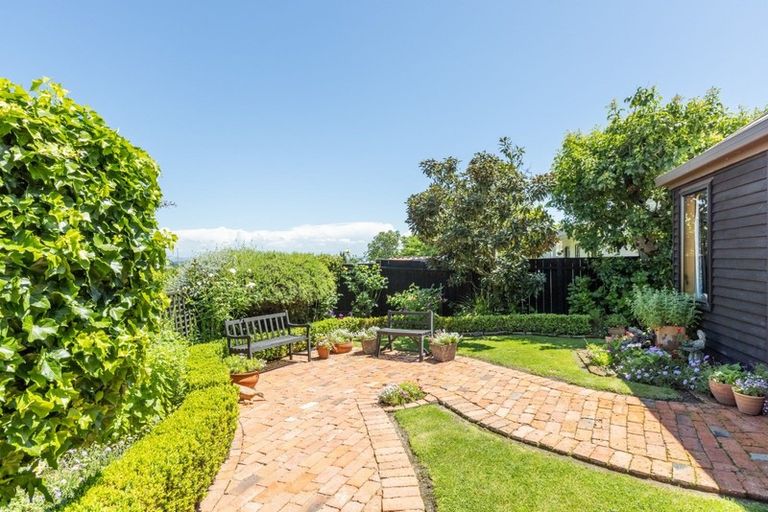 Photo of property in 12 Busby Hill, Havelock North, 4130