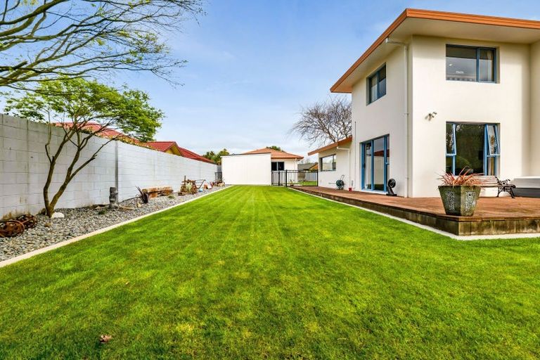 Photo of property in 8 Taylor Place, Merrilands, New Plymouth, 4312