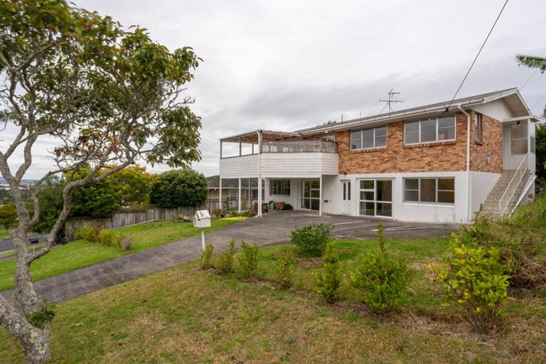 Photo of property in 1 Wakeling Avenue, Te Atatu South, Auckland, 0610