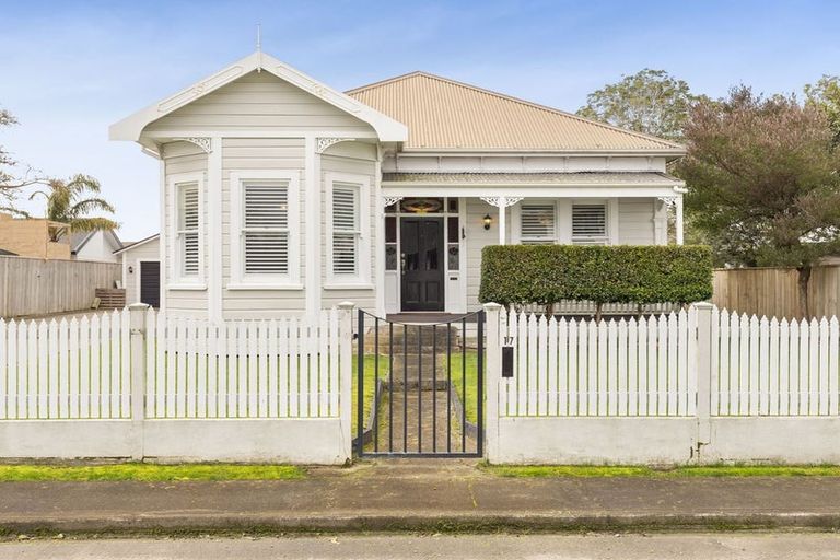 Photo of property in 17 Perrin Place, Kelvin Grove, Palmerston North, 4414