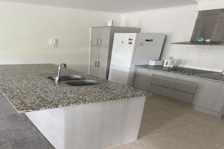 Photo of property in 1/11 Carlos Drive, Flat Bush, Auckland, 2016