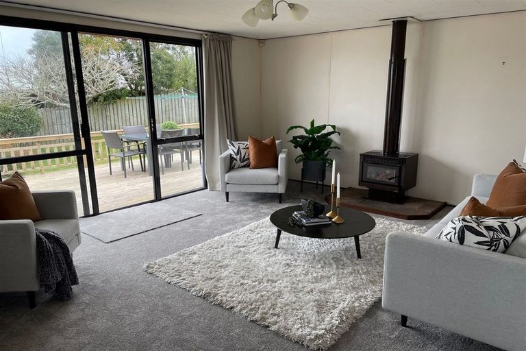 Photo of property in 72 Totaravale Drive, Totara Vale, Auckland, 0629