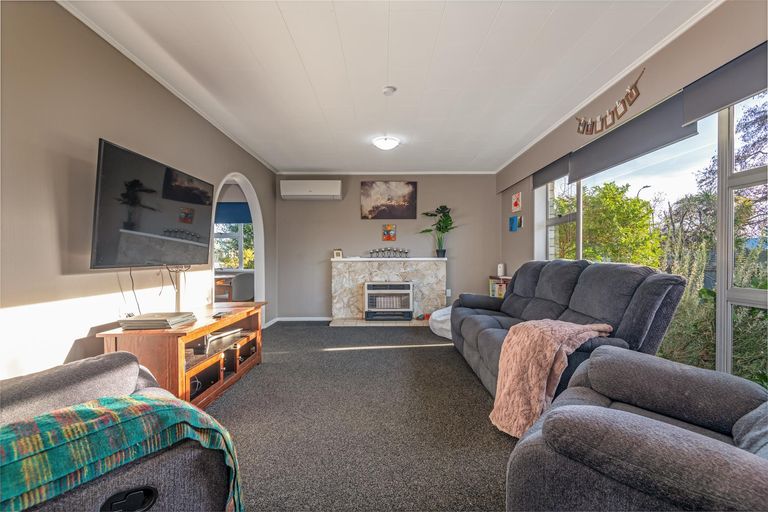 Photo of property in 15 Acacia Street, Kelvin Grove, Palmerston North, 4414
