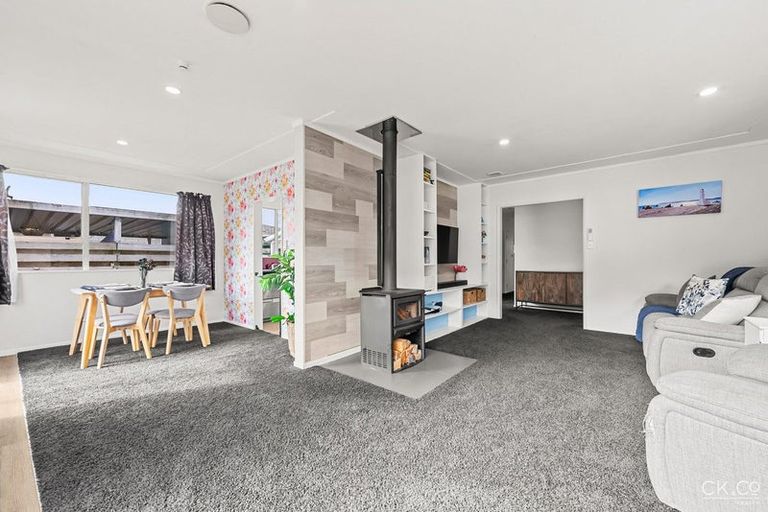 Photo of property in 28 Omaha Grove, Totara Park, Upper Hutt, 5018