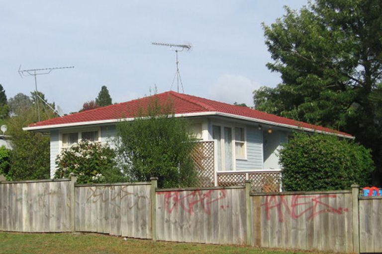 Photo of property in 20 Castleford Street, Green Bay, Auckland, 0604