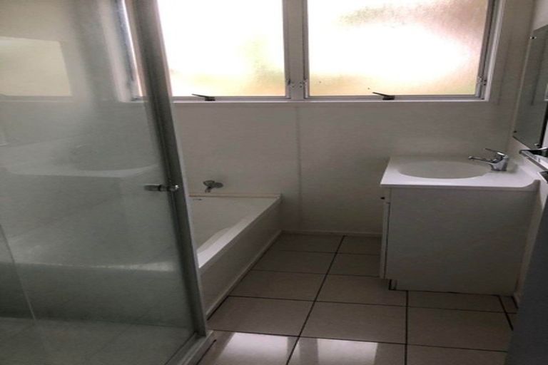 Photo of property in 35 Glenbervie Crescent, Massey, Auckland, 0614