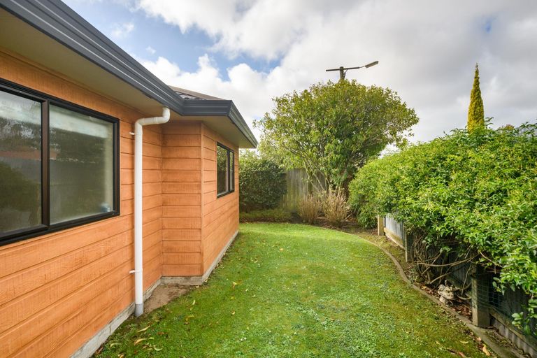 Photo of property in 19 Woburn Place, Takaro, Palmerston North, 4412
