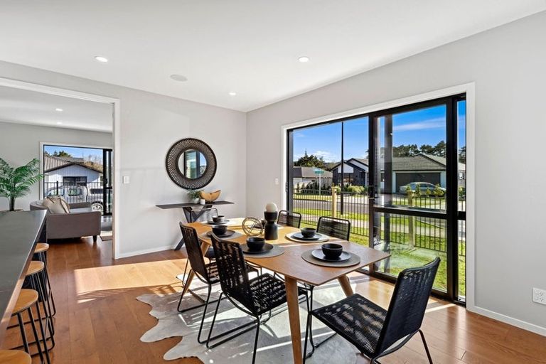 Photo of property in 11 Lewis Younie Road, Kumeu, 0810