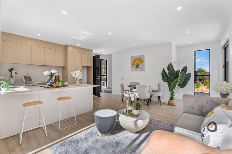 Photo of property in 8/10 Hutchinsons Road, Bucklands Beach, Auckland, 2014