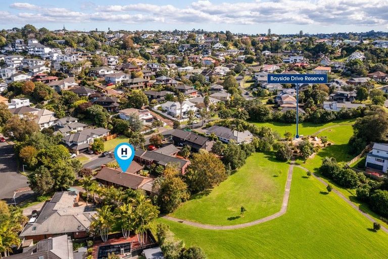 Photo of property in 1 Crestview Place, Browns Bay, Auckland, 0630