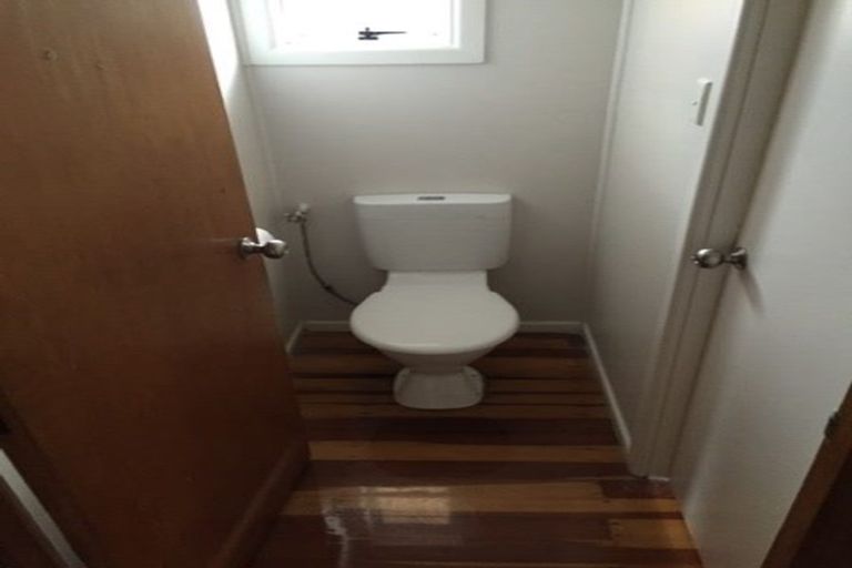 Photo of property in 74 Neil Avenue, Te Atatu Peninsula, Auckland, 0610