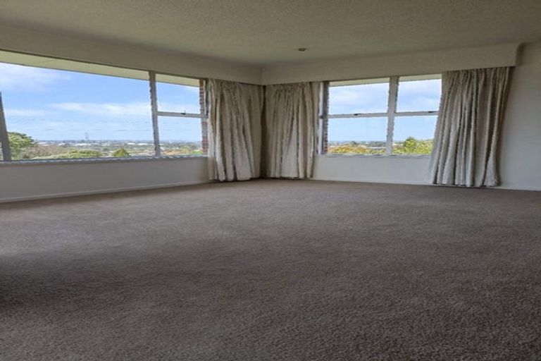 Photo of property in 2 Wakeling Avenue, Te Atatu South, Auckland, 0610