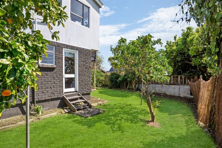 Photo of property in 2/307a Wairau Road, Totara Vale, Auckland, 0627